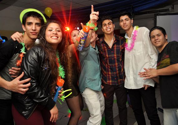 En el cumpleaños de Laila. Amigos disfrutando del cotillón