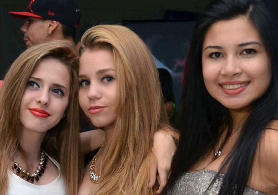 Amigas de Camila disfrutando de la fiesta