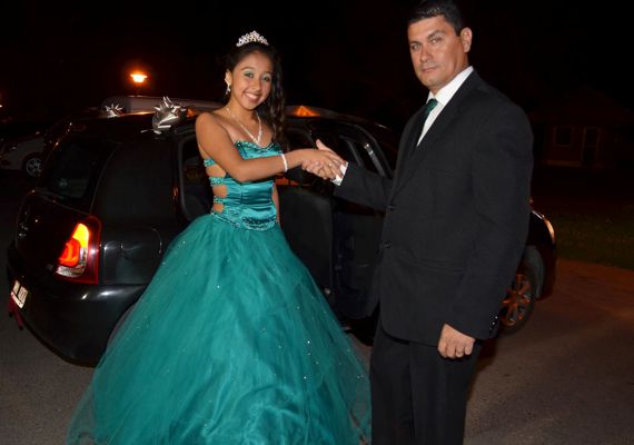 La entrada a una noche inolvidable en el salón Comahue Golf Club