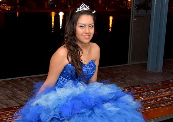 Fotos previas al salón con un vestido azul hermoso