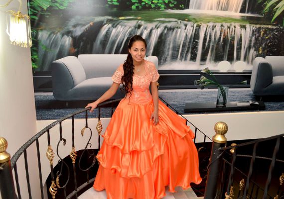 Foto previa al evento en una casa hermosa, Un cumpleaños de 15 con un estilo religioso